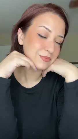 It holds up incredibly well throughout the day too 🤩  #naturalmakeup #glowyskin #averywoods 