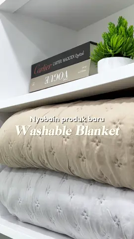Ini dia keluaran produk terbaru kita, Washable Blanket!  Gampang banget buat dicuci, terus udah gitu materialnya gak bikin panas lho. Yuk cobain sekarang juga!  #bedcovermurah #bedcoverset #selimut #nyaman #fypシ 