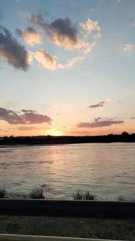 تختفي الشمس وضياها... #عبدالمجيد_عبدالله #يابعدهم_كلهم #اغاني #اغاني_عربيه #اغاني_خليجيه #كازينو_ديانا #غابات_الموصل #نهر_دجلة 