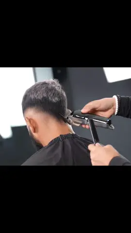 CORTE EN V CON DISEÑO 💈 #barberosdelmundo #designer #arte #barbershopconnect #barber #barberia #barbero #barberoslatinos #videoviral #videography #viral #haircut #hairstyle #barbershop #design #tutorials 
