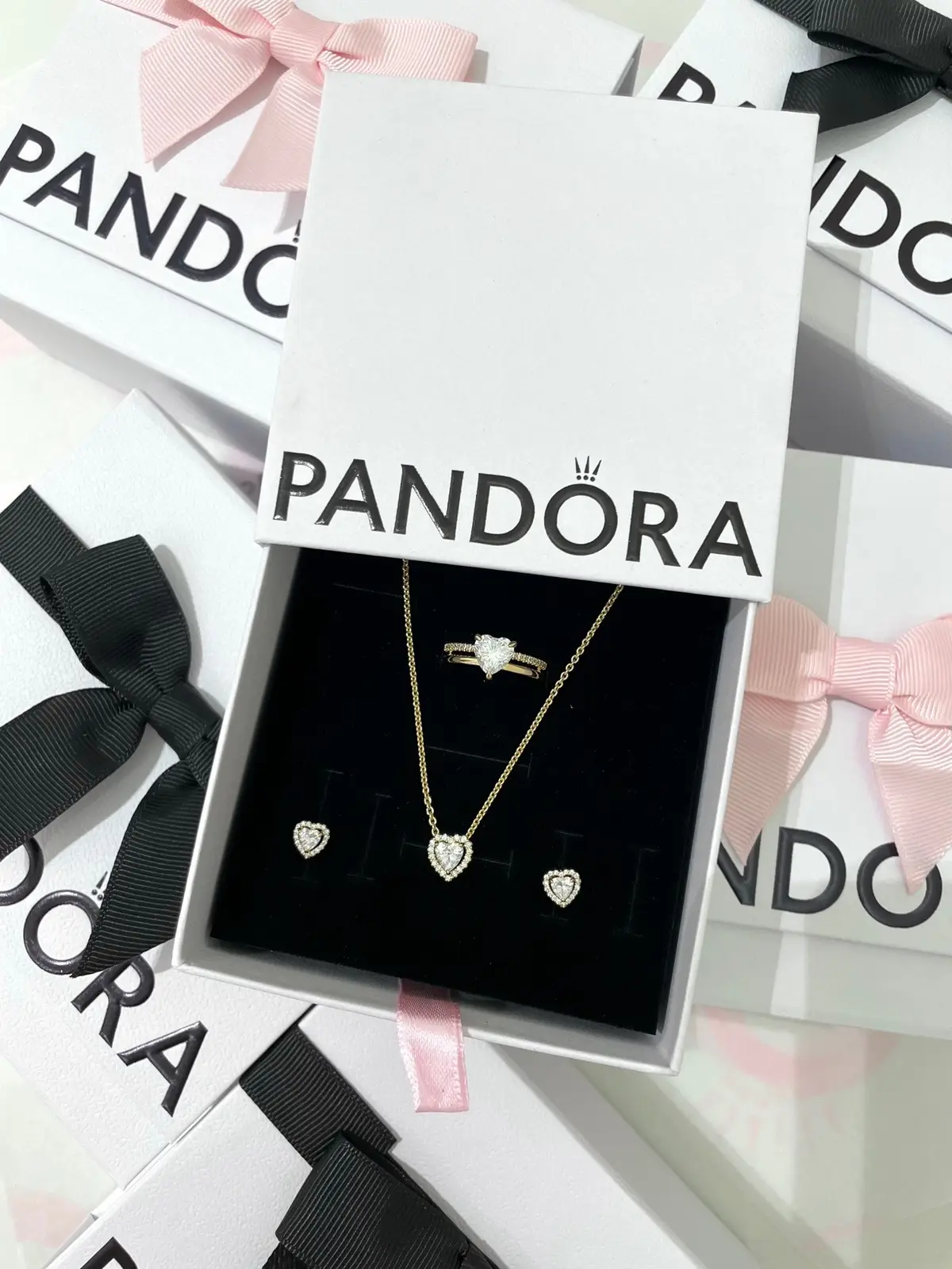 This set 🤍✨ #pandora #pandorajewelry #fy #foryou #jewelry #jewellery #pandoraring #earrings #necklace #giftset #giftideas #2choppa200shots @