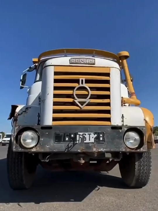 Restauration complète BERLIET Credit Carrosserie CMVI x GRM #GroupeRégisMalclès @grouperegismalcles #Restauration