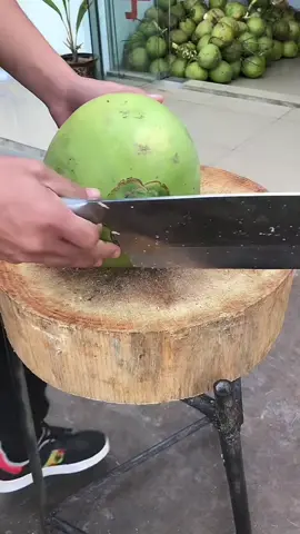 Professional coconut peeler