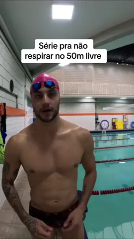 Como treino especificamente pra 50m, dificilmente faço tiros com respiração 2x1 no treino, afinal… eu bloqueio a prova toda na competição. Mas não necessariamente bloqueio o treino todo!  ▶️ Pra desbloquear essa habilidade de não respirar na prova, tenho algumas regrinhas:  ↗️ Em tiros de 12,5m | 15m sempre uso respiração bloqueada   ↗️ se for um ÚNICO tiro de 25m tbm não respiro  ↗️ Se for mais de 1 tiro de 25m com intervalo abaixo abaixo de 2min, eu uso respiração 4x1 pra poder estimular ao máximo a hipóxia. ↗️ Também padronizo número de ondulações independente do meu cansaço. Isso conta mto na prova!  🎯 Esses treinos são chamados, fisiologicamente, de treinos Anaeróbicos, já que há privação de oxigênio. Eles são ideais pra velocistas. Já pros fundistas, treinos mais voltados pra capacidade aeróbica vão funcionar melhor!  🏊No link da minha bio vc pode adquriir treinos anaerobicos e aerobicos pra natacao! #swim #natacao 
