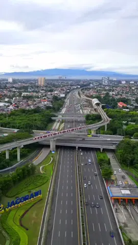Jalan Tol Jagorawi adalah jalan tol pertama di Indonesia yang mulai dibangun pada tahun 1973, menghubungkan Jakarta-Bogor-Ciawi. 🔘 🔘 🔘 🌐 Jl. Tol Jagorawi 🇮🇩 #dji #djindonesia #djiglobal #aerialview #djimavicmini #eranyadji #djimini3 #wonderfulindonesia #drone #dronephotography #video #indonesia #mavic3 #djimavic3 #mavicmini #fyp #fypシ #aerial #aerialphotography #berkaryatanpabatas  #toljagorawi #jagorawi #lrt #lrtjabodebek #indnesia #wonderfullindonesia 
