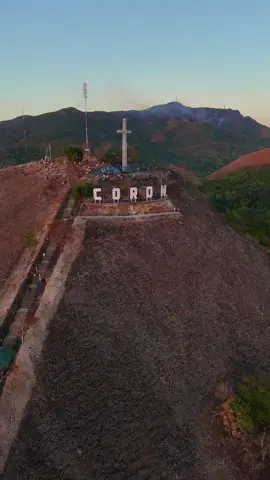 Mount Tapyas is the most popular viewpoint in Coron Town, with sweeping views over the rolling hills and a direct look towards the epic Coron Island in Palawan. 🇵🇭 The view doesn’t come easy though, to reach the giant cross at the summit, you need to climb 721 steps. 😅 #mounttapyas #coronpalawan #corontravel #philippines #viewpoint #philippinessunset #sunsetlover 