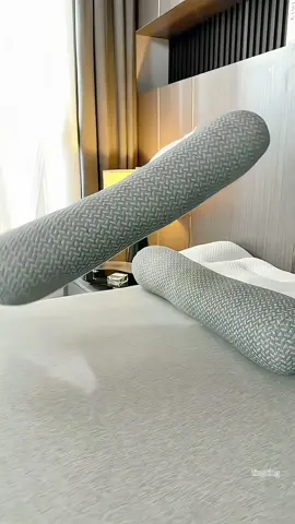 If your neck often feels uncomfortable, you can try this anti traction neck pillow, which tightly fits your neck and is soft and comfortable#pillowcore #bedding #gooditemsathome #tiktok #foryou #fyp 