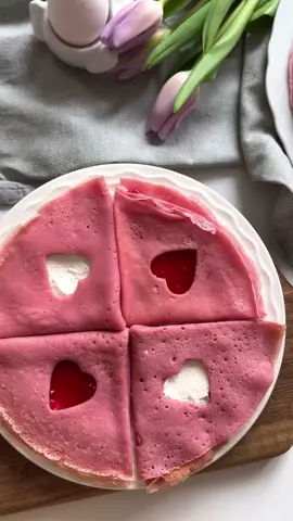 🥞Гламурные блинчики на масленицу без искусственных красителей🎀 Очень тонкие и невероятно нежные 🥞 📝Ингредиенты: 3 яйца 1,5 ст. кипятка 1,5 ст. молока 1,5 ст. муки+2-3 ст.л. 75 мл свекольного сока (понадобиться ~ 1/2 средней свеклы) 3 ст.л. растительного масла соль по вкусу  сахар по вкусу (или 2 ст.л.) 👩🏼‍🍳Яйца взбить с солью и сахаром в пышную пену до увеличения в объеме ~ в 2 раза. Продолжая взбивать влить  тонкой струйкой кипяток (весь сразу не выливать), масса очень сильно увеличится. 👩🏼‍🍳Порционно добавить просеянную муку, перемешивая, чтобы не было комочков. Влить, молоко, свекольный сок, масло и перемешать (можно миксером, не долго - до объединения). Тесто получится  достаточно жидким, так и должно быть, при необходимости можете добавить еще муки.  👩🏼‍🍳Обжарьте блинчики на раскаленной сковороде с двух сторон. Блинчики получатся очень тонкие, лучше всего переворачивать силиконовой лопаткой P.S. Сок свеклы: блендернуть свеклу, отжать через марлю 🎀Наслаждайтесь🎀 t.me/etoprostovkysno #выпечка #блинчики #рецепт #еда #праздник #эстетика #перекус #десерт #сладости #вкусно #масленица 
