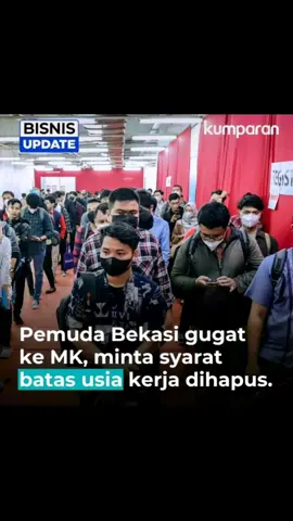 Kalian setuju nggak syarat batas usia kerja dihapus?  Pemuda asal Bekasi bernama Leonardo Olefins Hamonangan mengajukan gugatan uji materi Pasal 35 ayat (1) Undang-undang Nomor 13 Tahun 2003 tentang Ketenagakerjaan ke Mahkamah Konstitusi (MK).  Dia meminta agar tak ada diskriminasi terkait umur dalam syarat bekerja. Dalam gugatannya, Leonardo menyebut Pasal 35 ayat (1) UU Ketenagakerjaan memuat syarat-syarat rekrutmen yang ditetapkan pemberi kerja bersifat diskriminatif.  Sehingga membuat dirinya beserta pelamar lainnya sulit mendapatkan pekerjaan. Dia menilai berlakunya pasal tersebut menimbulkan banyaknya perusahaan di Indonesia menetapkan persyaratan yang menghambat Pemohon memperoleh pekerjaan. Seperti pengalaman kerja maupun adanya batas usia minimal atau maksimal melamar pekerjaan yang disyaratkan. Pemohon menyinggung soal normalisasi diskriminasi usia (ageism). Dok. kumparan/Jamal Ramadhan. Repost: Kumparan #fypシ #diskriminasi #batasusia #fypシ゚viral #ketenagakerjaan #bismillahfyp #lowongankerja #fyp #infobekasi #info #infoterkini #berita #beritaterkini #kumparan #tempatpolitik 