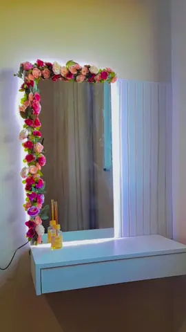 eu tô simplesmente apaixonada na minha penteadeira e ainda mais no meu espelho florido 🌸🩷🌷✨️ ... #decoracao #casa #aconchego #artesanato #espelho 
