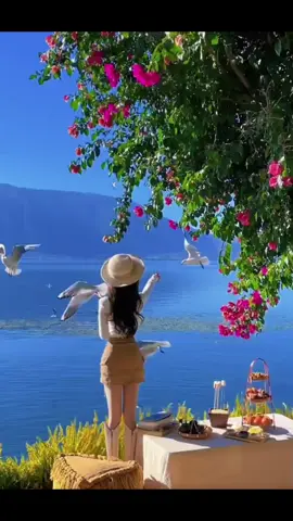 Location: Erhai Lake. Dali, Yunnan Province, China. #erhailake #chinatour #chinatourism #chinatraveler #travelchina #chinanaturalwonders #travelasia #asiatour #daliyunnan #dalichina #yunnan #china 