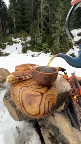 grilled sausage sandwiches on a winter camping trip, camping on a snowy mountain is always a great experience for me, wish you a good day 🥖🌭🏕❄️🏔 #cookingasmr #outdoorcooking #leon 