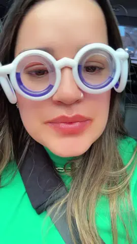 Dica de compra! Esse óculos meio maluco resolveu meu problema. Ele tem esse líquido que simula o horizonte e evita os enjoos no carro. Recomendo! Comprei no mercado livre, pesquisem como óculos anti enjoo. #viagem #oculos #passeio #dicas 