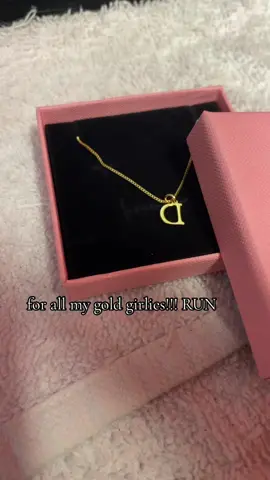its so cute and simple #fyp #viral #initialnecklaces #goldgirls 
