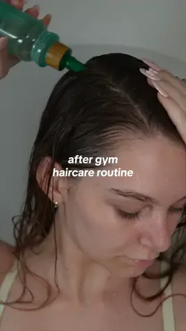 working out and washing hair just got A LOT simpler thanks to @Raw Sugar Living #RawSugarPartner 💪🏻 🔗link in bio if you want to try out the rosemary vinegar rinse out yourself🩷🎀 #hairtok #haircare #GymTok #scalpcare #kayliboyle 