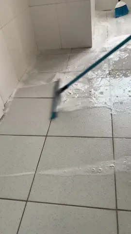 Limpeza no chão da cozinha 🫧🧽🌸 #limpezasatisfatoria #donadecasa #limpezadacasa #asmr #asmrvideos #limpiezadecasa #donadecasareal 