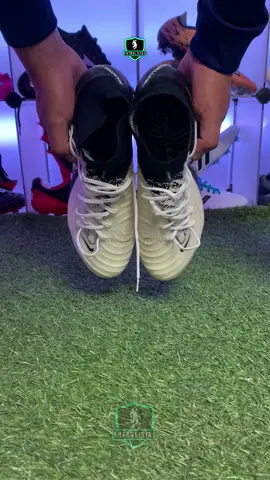 Mira la reseña completa en nuestro canal de YouTube 🤙🏻 Nike Phantom Luna II Elite 👊🏻 Lo mejor de las mejores marcas lo consigues en @futbolemotion 🇲🇽 Envío gratis a todo el país a partir de $999 MXN. #FutbolistasYouTube #BetthoAlvarez #BetthoLewandowski #Boots #Cleats #SoccerCleats #FootballBoots #Tachos #Tachones #Pupos #Guayos #Chimpunes #Botines #Botas #Futbol #Football #Chuteiras #Nike #PhantomLunaII #PhantomLuna2 #gripknit