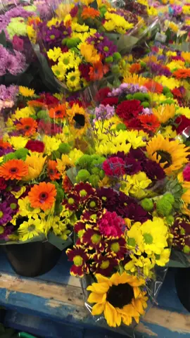 A flowery world in supermarkets this weekend 🌻 #mothersday 