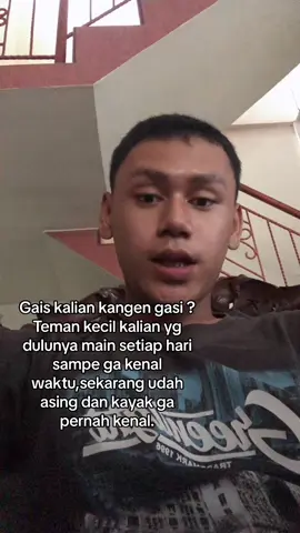 Jujur kangen si dulunya tiap hari main,sekarang cuman lihat lihatan doang tp ga saling sapa😕#mood 