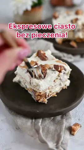 Ekspresowe ciasto bez pieczenia 😍 całość może wydawać się bardzo słodka, ale uwierzcie mi na słowo, że jest idealne!!! 😍 w smaku i wyglądzie obłędne!  Składniki (forma 20x24): ok. 32 herbatniki 200 g kajmaku podgrzanego 500 g śmietanki 30% 400 g mascarpone 2 łyżki cukru pudru 4 batoniki snickers lub inne (200g) 1 batonik i odrobina kajmaku do ozdoby Na spod formy wykładamy polowe herbatników, smarujemy kajmakiem. Śmietankę ubijamy z mascarpone i cukrem pudrem aż uzyskamy gesty krem. Do gotowego kremu dodajemy 4 batoniki. Na herbatniki z kajmakiem wykładamy polowe kremu, na to herbatniki i ponownie krem. Na wierzch dajemy posiekany batonik i odrobine kajmaku. Ciasto chowamy do lodówki na min. 4 godz.  #ciasto #wypieki #deser #slodkosci #rolki #przepisy