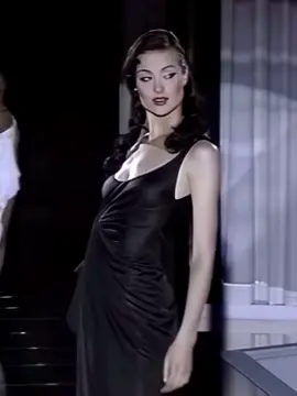 iconic shalom harlow for #versace 1995  #viral #fyp #models #supermodels #fashion #foryourpagе #xyzbca #Runway #catwalk #xyzcba #90s #shalomharlow #femmefatale 
