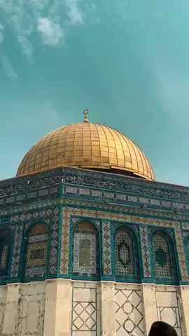 يا عابد الحرمين لو أبصرتنا..لعلمت أنك في العبادة تلعب من كان يخضب خده بدموعه..فنحورنا بدمائنا تتخضب