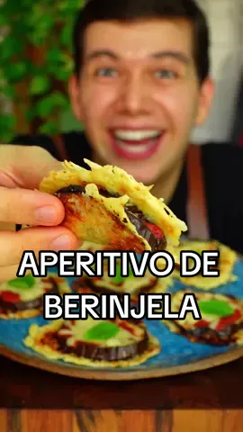 Aperitivo de berinjela!!😱😱 . Esse é mais uma daquelas receitas super fáceis de fazer e que você não vai conseguir parar de comer. Sério, fica sensacional! . Ingredientes: 1 berinjela 150g de parmesão ralado  1/2 xic de molho ou passata de tomate   100g de muçarela ralada Folhas de manjericão  Sal e pimenta-do-reino a gosto  Azeite Inspiração da receita: @erekav #berinjela #aperitivo #beringela #receitaspraticas #receitasvegetarianas 