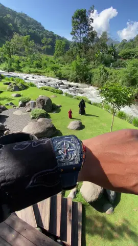 Masyaallah masih belum bisa move on dari keindahan Rustic Market Rock Riverside yang ada di Pacet Kabupaten Mojokerto. Video diambil sebelum air besar sungai meluap beberapa hari yang lalu. Doa terbaik untuk seluruh manajemen Rustic Market. 🤲 #rustic #rusticmarket #rusticmarketpacet #rusticmarketrocksriverside #rusticmarketmojokerto