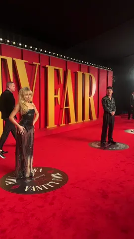 We’ll let the video peak for itself! #sabrinacarpenter and #barrykeoghan at the #vanityfairoscarparty 