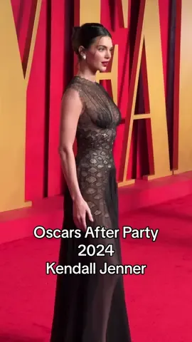H #KendallJenner φτάνει στο #Oscars after-party του @Vanity Fair με μία see-through δαντελένια δημιουργία του οίκου #maisonmargiela από την SS24 Couture συλλογή.  @Kendall Jenner arrived at the #VanityFair #OscarsAfterParty in a see-through lace #maisonmargiela look from the SS24 Couture collection. #voguegreece #oscarsvanityfair 