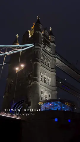 Check out this stunning angle of Tower Bridge captured by @Londonbylondoners 📷✨😍 #Uberboatbythamesclippers #thamesviews #explorelondon #viral #travel #explorepage #thingstodoinlondon #towerbridge #nightview 