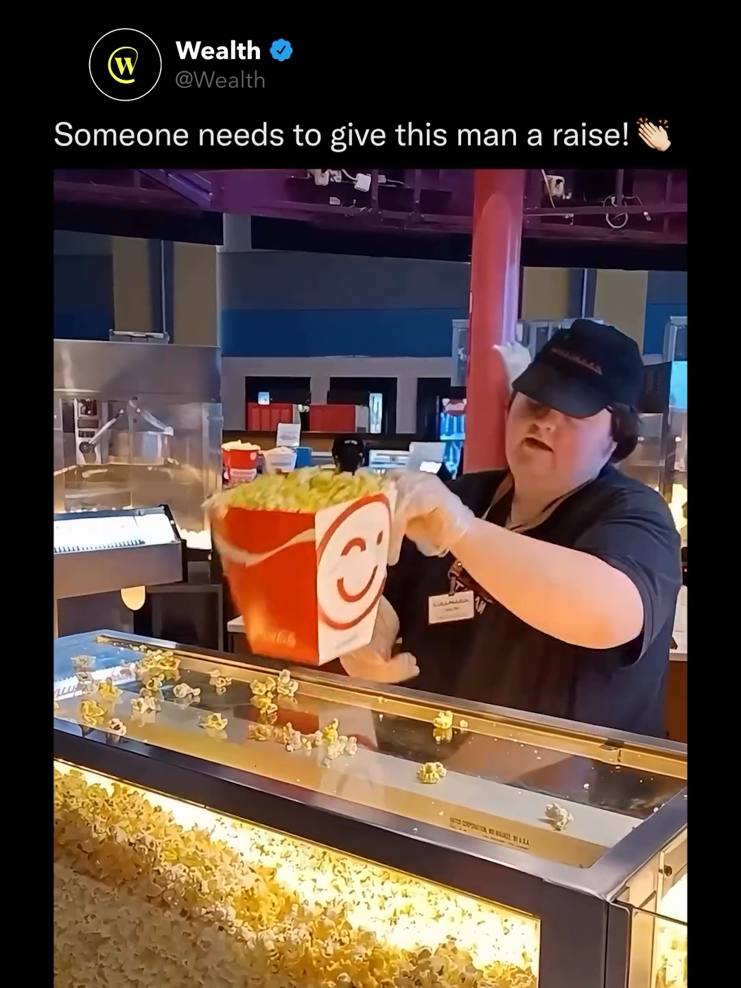 This guy is a popcorn-making machine at the Cinemark in Corpus Christi, Texas, cranking out those buttery kernels with lightning speed and accuracy. 👏🏼🍿 Video: oanderle #food #Foodie #theater #popcorn #satisfying #motivation #amazing