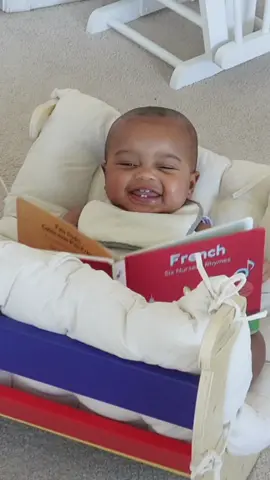 When your baby wants to read in peace 😂 #tatoandvira 