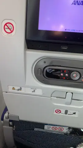 Inside, ANA airplanes are quite good with various facilities and comfort during the flight. #anaaircraft #aircraft #pesawatana #airplane #japanairplane 