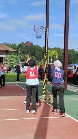 Last game before puasa. Sebelum melekat main GK dari second game sampai final. Ada jugak video shooting dengan best pair kita🥰 masih banyak nak belajar sebab kita biasa biasa je🤭 Kejohanan Bola Jaring Kemaman, Terengganu🏀  #netballplayer #netballers #netballamatur #mjl #natasya #johan #bolajaring #budaksukan #netballgirls #shooter #attacker #defender #fypシ #fyppppppppppppppppppppppp #fyp 