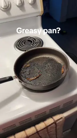 Easy cleaning of a greasy pan!! #cleaninghacks #greasypan #greasypanhack 