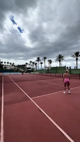 my first time on a tennis court and I loved it… 🩷☀️🫶🏻 #tennis #playingtennis #tenerife #canaryisland #Love 