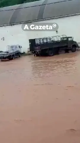 ☔ Uma chuva forte atingiu o município de Colatina, Norte do Espírito Santo, no início da tarde desta segunda-feira (11). 