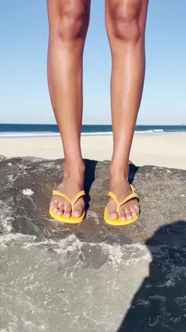 today’s forecast: sunny with a high chance of hot sand! don’t forget your havis 🩴 #havaianas #havaianasaustralia #beach #Summer #summervibes #flipflops 