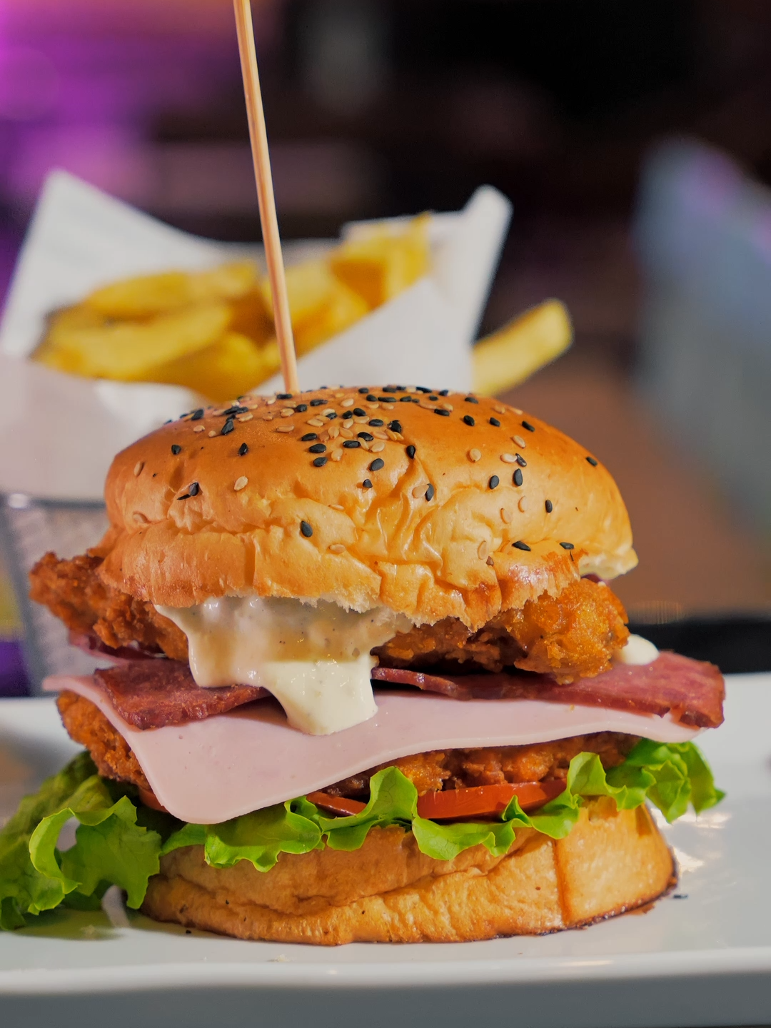 La Principal  quería destacar el proceso de creación de sus hamburguesas y aquí está el resultado. 🍽️🍔👨‍🍳  ¡Dale un giro visual a tus redes! Contáctanos para llevar tu presencia digital al siguiente nivel. 🌟 📲968 517 352 #wouh #lima #publicidad #redessociales #agenciapublicitaria #parati #fyp