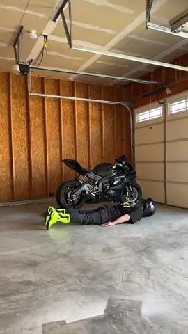 guess how tall I am 🦑🖤 #fyp #viral #motorcycle #comedy #humor #yamaha #r6 #squidsquad