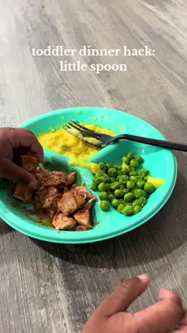 quick nutritious meals for littles? try little spoon. I knew I’d have a long noght ahead of studying so these definitely came in handy when I needed a quick meal for z. I tasted the bbq chicken and cheddar grits and they were pretty good! Z doesn’t typically like peas so i wasn’t surprised she didn’t touch much of them. #littlespoonyum #momtok #easymealsforkids @littlespoon 