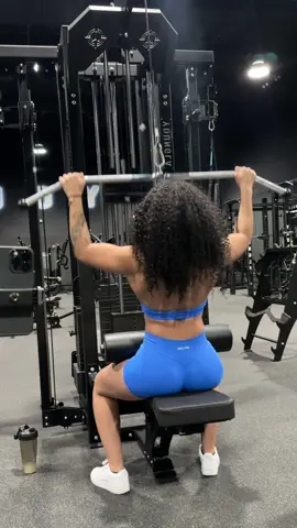 Toe taps = +2 concentration skill points #gym #gymtoo #frizzylifts #frizzyimposter #musclemommy #gymgirl 
