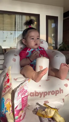 Inflatable chair for baby 😍 check yellow basket! ❤️ #babiesoftiktok #babychair #firsttimemom #babyproph #fyp 