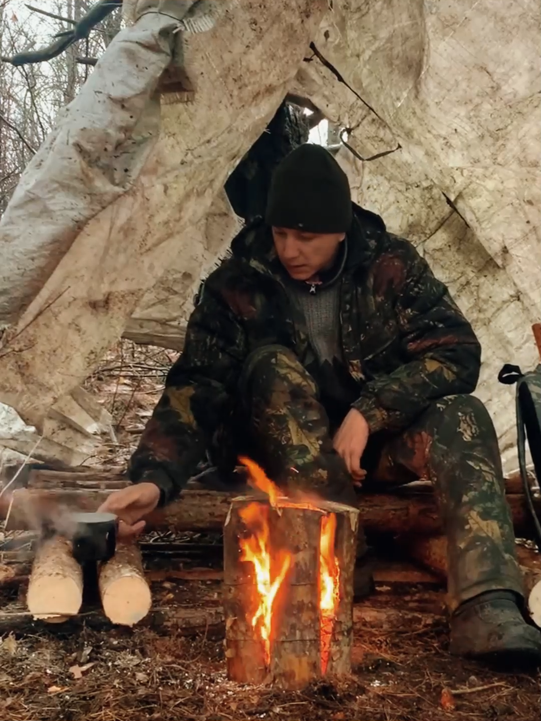 Building a rain shelter & cooking in 1 minutes #bushcrafting  #build  #camping  #ourdoor  #shelter  #survival  #viral  #fyp  #camp  #craftingvisionary