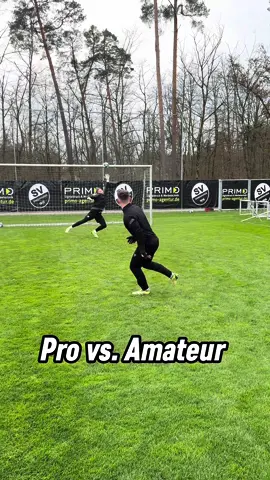 Pro goalkeeper against amateur 🔥🧤 #football #goalkeeper #goalkeepertraining #viral #fy #fyp #torwart 