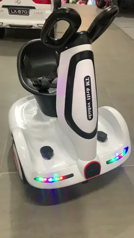 Xe điện xoay 360 có điều khiển từ xa và chân ga tự lái, tải trọng 40kg phù hợp bé 1-8t, có nhạc còi đèn đầy đủ, 2 chân ga, bình điện dùng 3h đi liên tục bảo hành 3 tháng… #bibocar #xuhuong #xexoay360 #trend #viralvideo 