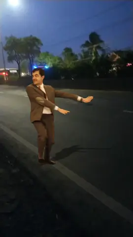 Mr Bean.... Bangor Mr Bean mah joged teh di jalanan kumaha lamun Aya mobil nyerempet....