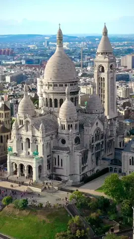 La Basilique du Sacré-Cœur (The Basilica of the Sacred Heart of Paris) in Montmartre, Paris, France ⛪️🇫🇷 #basiliquedusacrecoeur#sacrecoeur#sacrecoeurparis#paris#france#montmartre#montmartreparis#eiffeltower#toureiffel#fyp#viral#travel#worldwalkerz