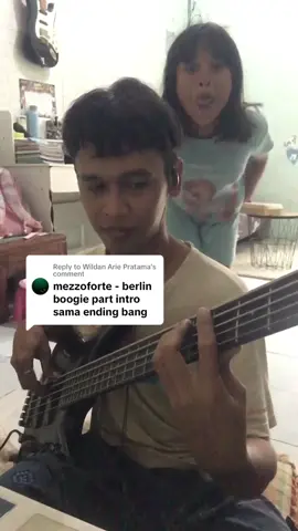 Replying to @Wildan Arie Pratama  Oke gassss tapi maap ada yang agak goyang-goyang 😁🙏🏻 #bassist #bassisttiktok #bassplayer #mezzoforte #berlinboogie #tiktokbassplayer #fyp #xyzbca 